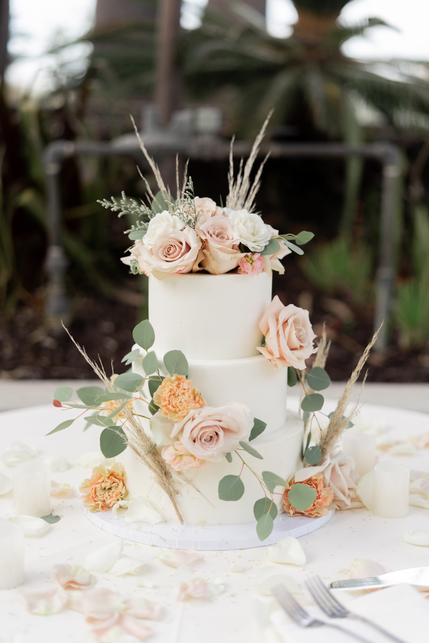 andie sparkles wedding - cake and florals