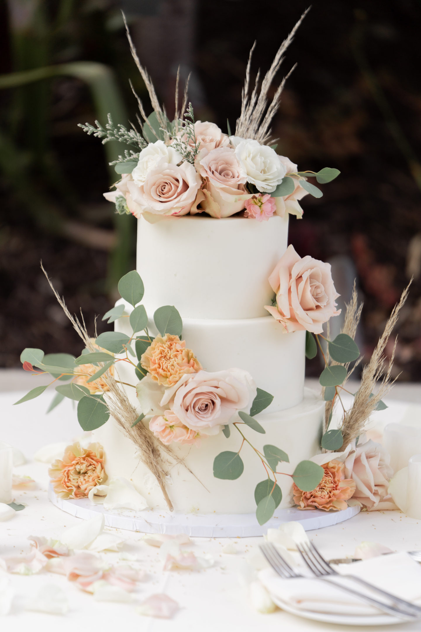 andie sparkles wedding - flowers and cake